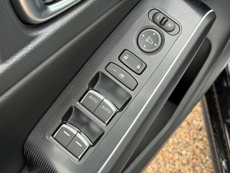 Honda Civic Hatchback Hybrid Vehicle Image 15