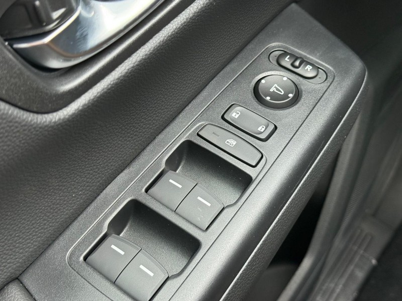Honda CR-V Hybrid Vehicle Image 15