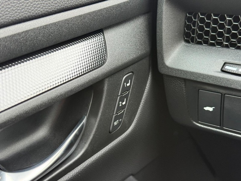 Honda CR-V Hybrid Vehicle Image 16