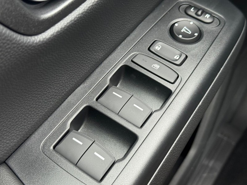 Honda CR-V Hybrid Vehicle Image 15