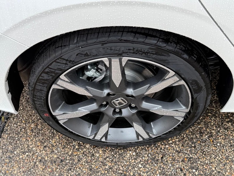 Honda Civic Hatchback Hybrid Vehicle Image 4