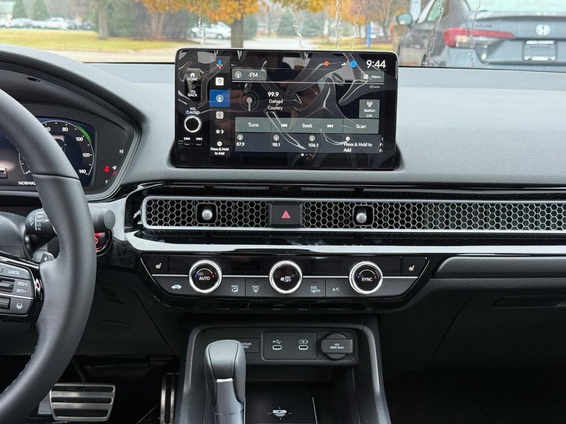 Honda Civic Hatchback Hybrid Vehicle Image 7