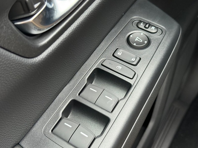 Honda CR-V Hybrid Vehicle Image 16