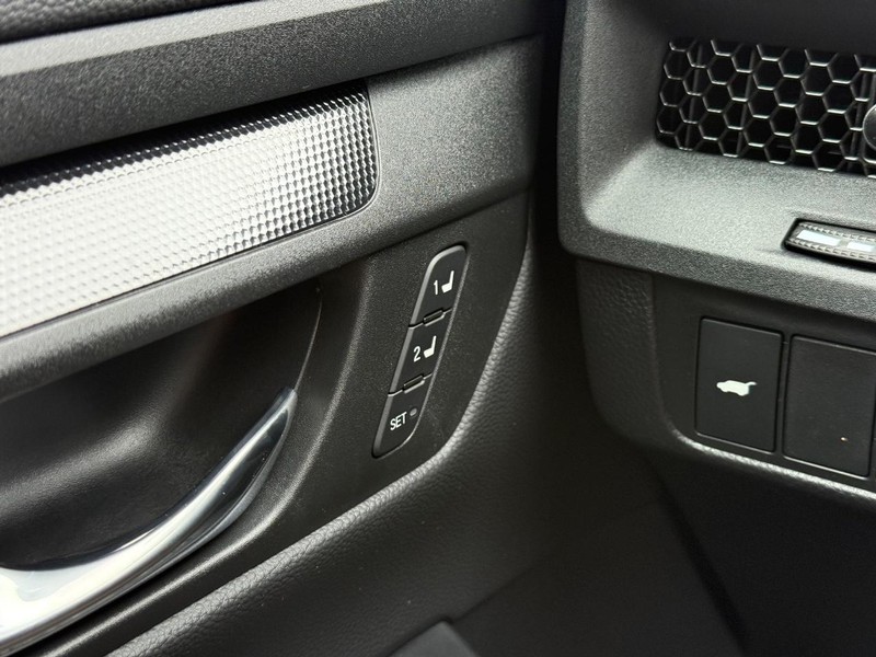 Honda CR-V Hybrid Vehicle Image 17