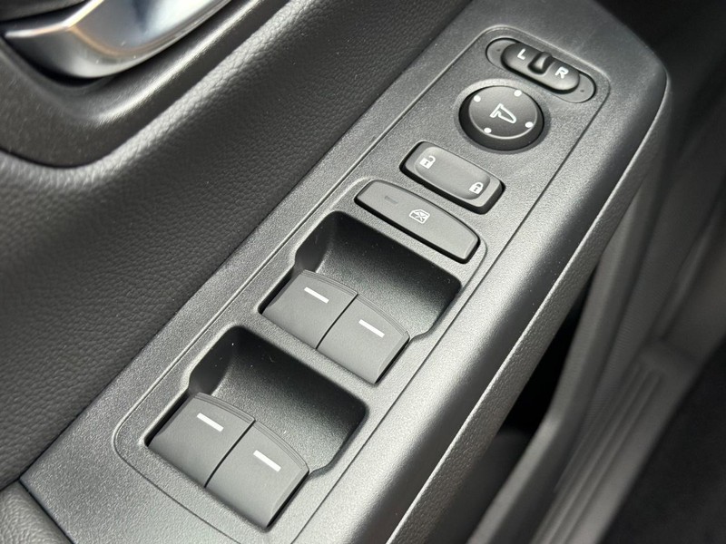 Honda CR-V Hybrid Vehicle Image 16