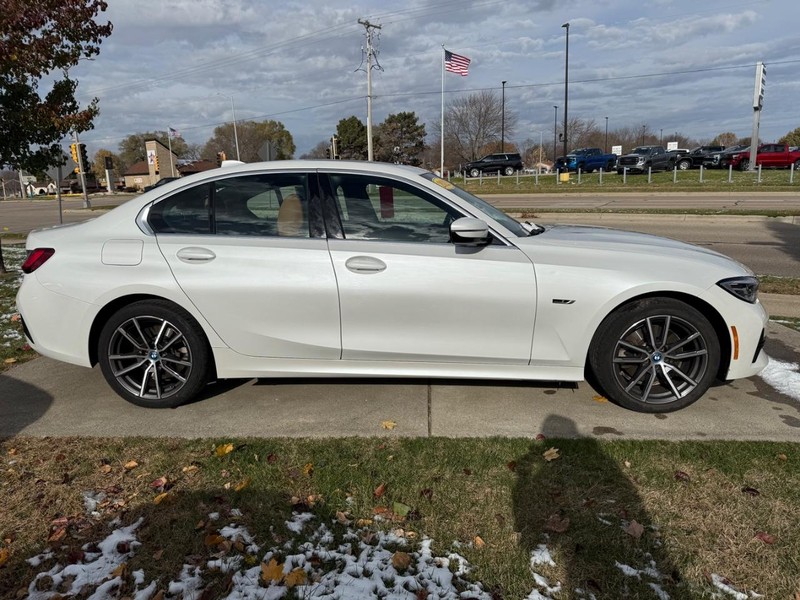 BMW 3 Series Vehicle Image 2