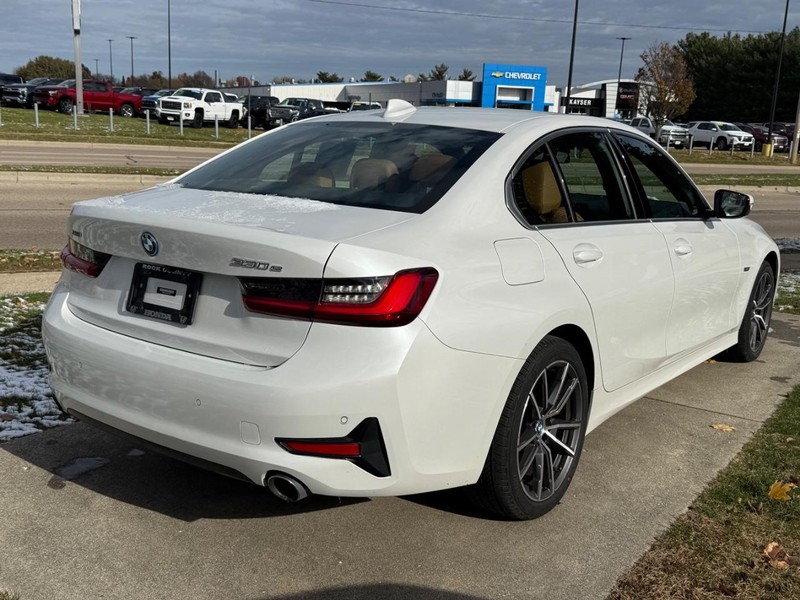 BMW 3 Series Vehicle Image 3