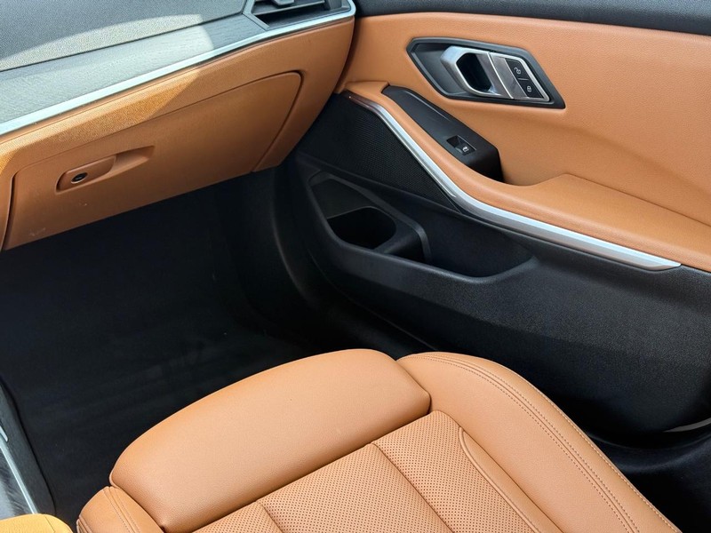 BMW 3 Series Vehicle Image 14