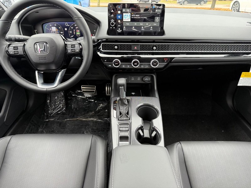 Honda Civic Hatchback Hybrid Vehicle Image 6