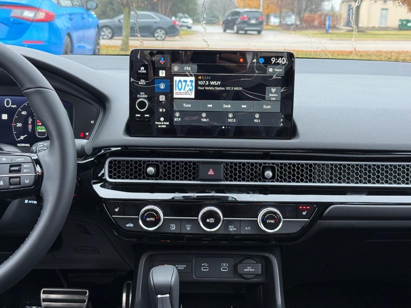 Honda Civic Hatchback Hybrid Vehicle Image 7