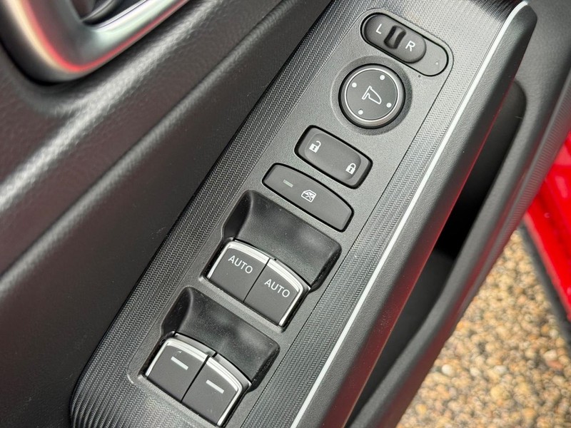 Honda Civic Hatchback Hybrid Vehicle Image 15