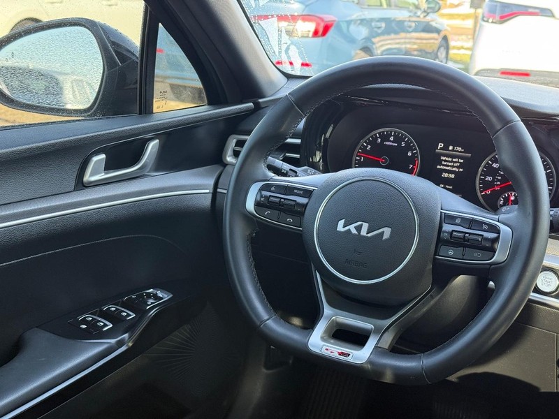 Kia K5 Vehicle Image 14