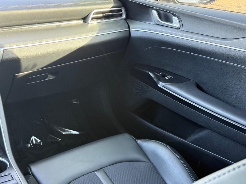 Kia K5 Vehicle Image 15