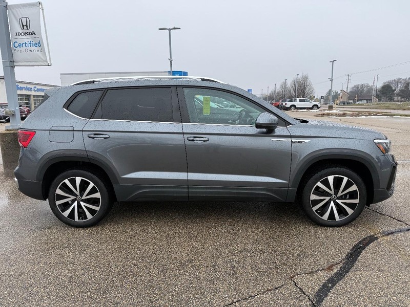 Volkswagen Taos Vehicle Full-screen Gallery Image 02