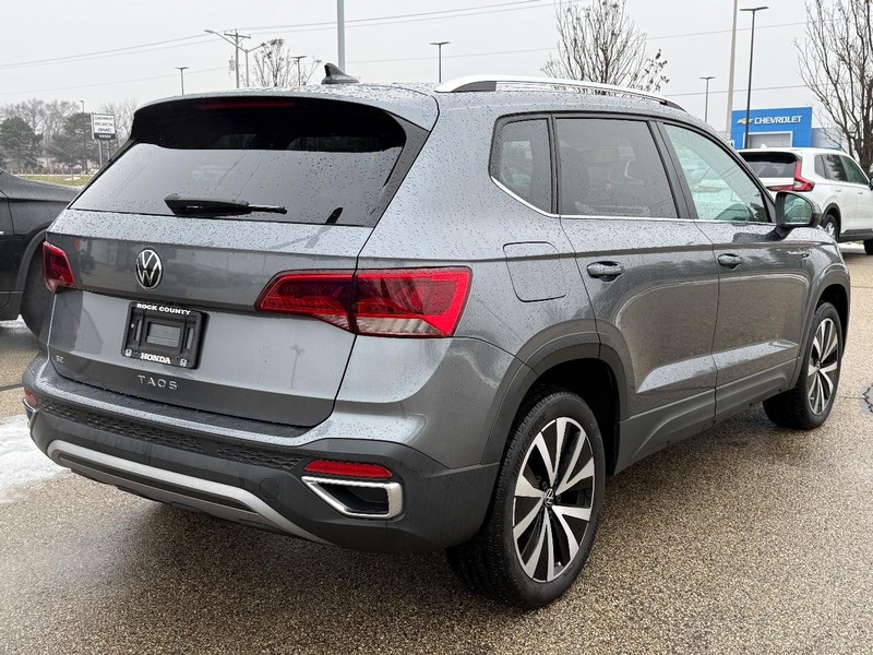 Volkswagen Taos Vehicle Full-screen Gallery Image 03