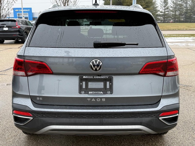 Volkswagen Taos Vehicle Full-screen Gallery Image 04