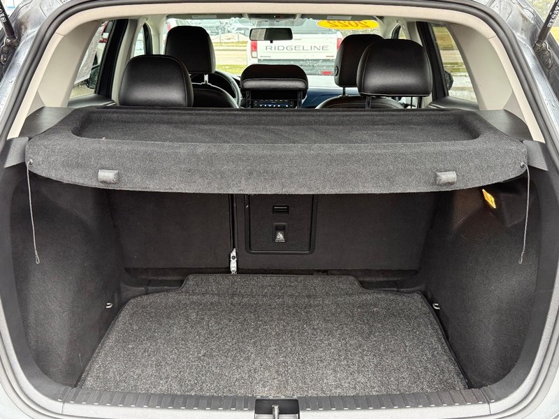 Volkswagen Taos Vehicle Full-screen Gallery Image 05