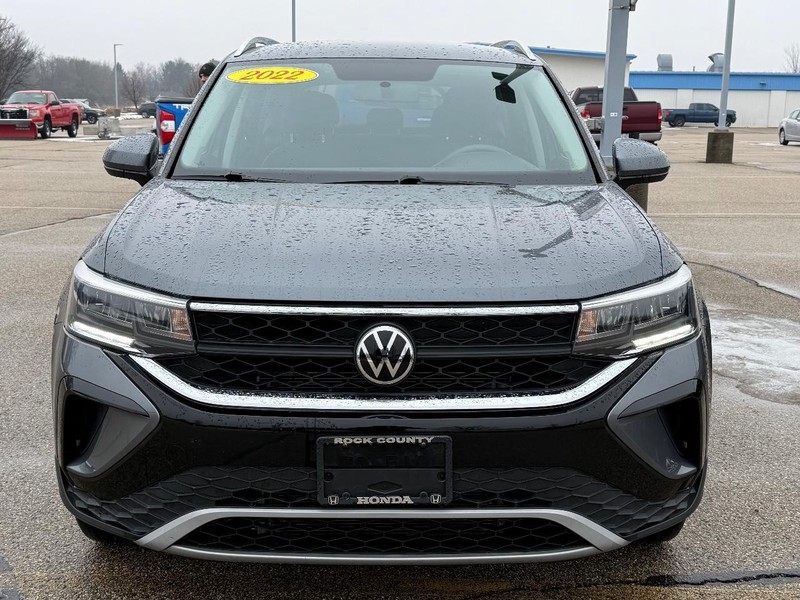 Volkswagen Taos Vehicle Full-screen Gallery Image 09