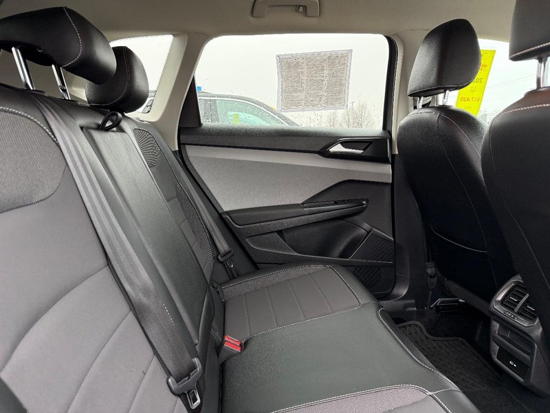 Volkswagen Taos Vehicle Full-screen Gallery Image 10