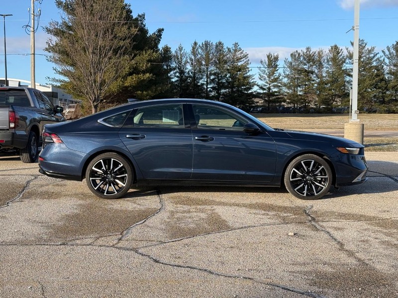 Honda Accord Hybrid Vehicle Full-screen Gallery Image 02