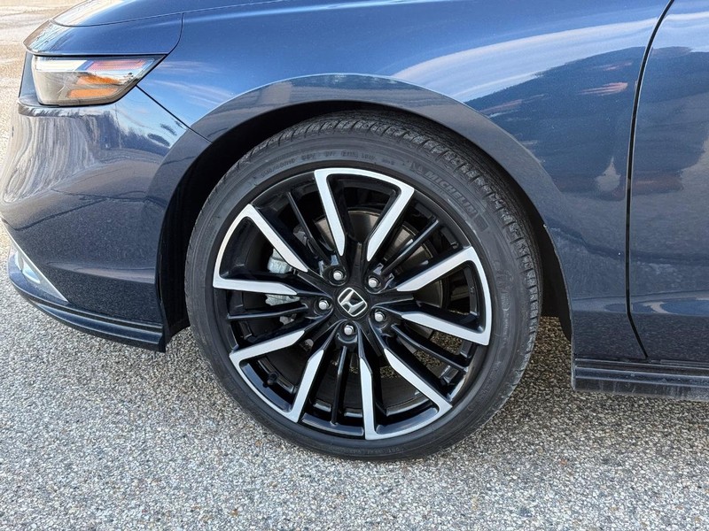 Honda Accord Hybrid Vehicle Full-screen Gallery Image 06