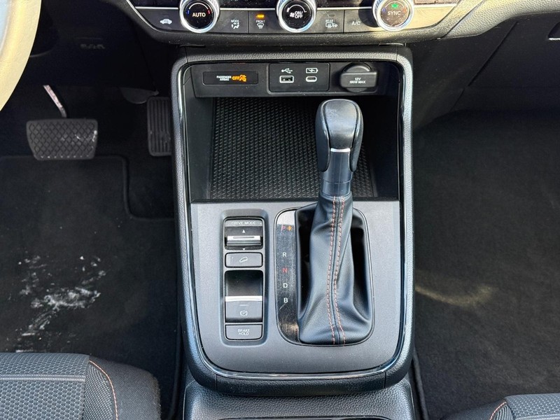 Honda CR-V Hybrid Vehicle Full-screen Gallery Image 12