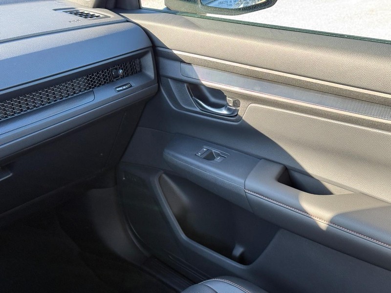 Honda CR-V Hybrid Vehicle Image 14