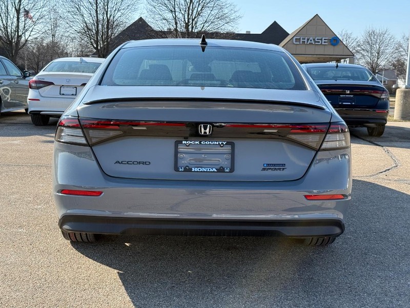 Honda Accord Hybrid Vehicle Image 4