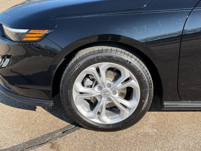 Honda Accord Sedan Vehicle Image 6