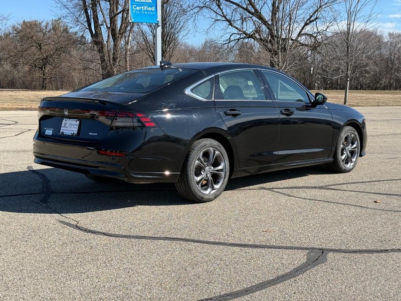 Honda Accord Hybrid Vehicle Full-screen Gallery Image 03