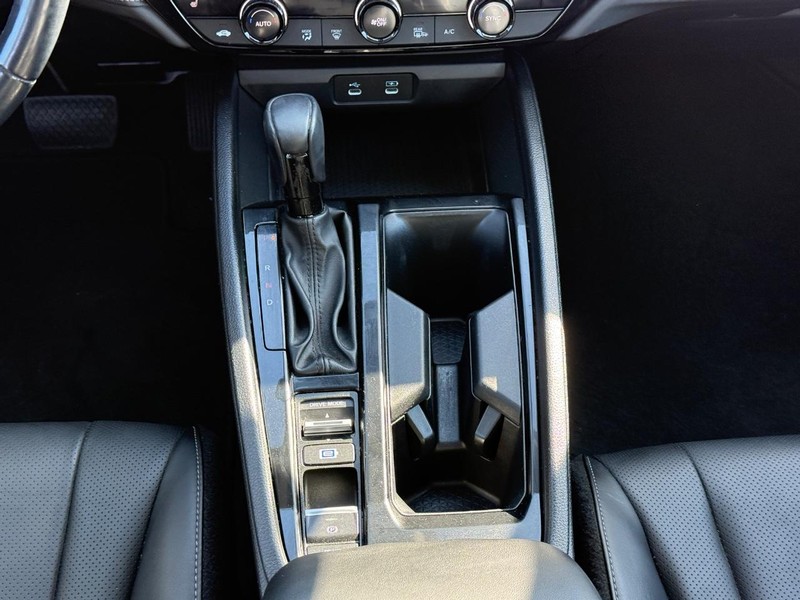 Honda Accord Hybrid Vehicle Full-screen Gallery Image 11