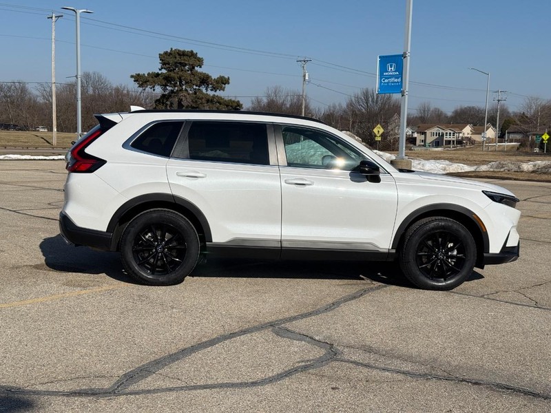 Honda CR-V Hybrid Vehicle Image 2