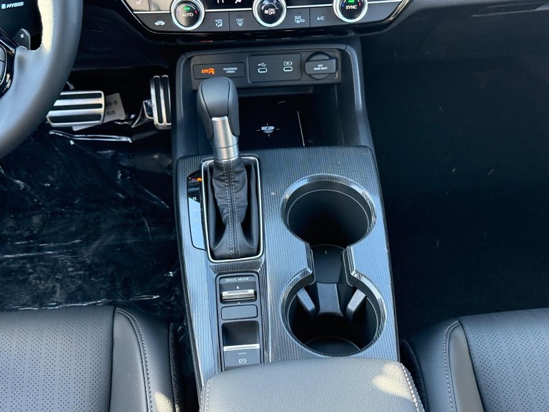 Honda Civic Hatchback Hybrid Vehicle Image 11