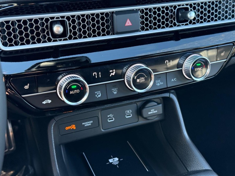 Honda Civic Hatchback Hybrid Vehicle Image 18