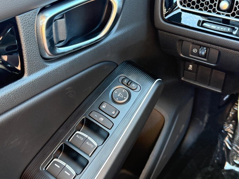 Honda Civic Hatchback Hybrid Vehicle Image 19