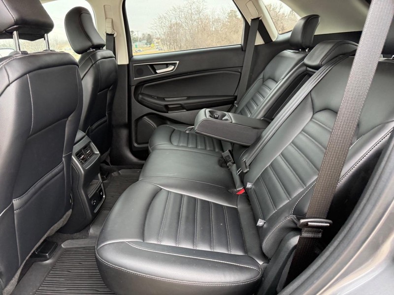 Ford Edge Vehicle Full-screen Gallery Image 09