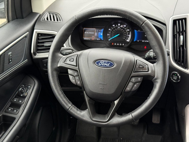 Ford Edge Vehicle Full-screen Gallery Image 13