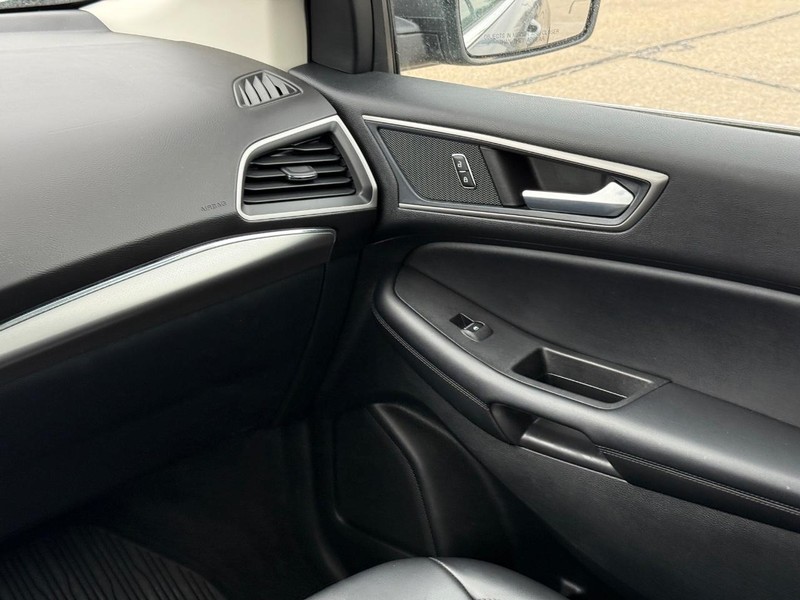 Ford Edge Vehicle Full-screen Gallery Image 14