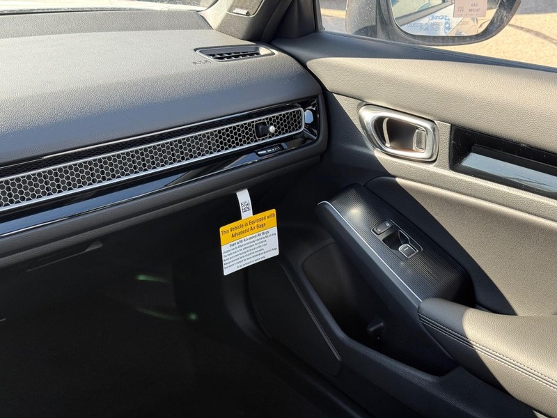 Honda Civic Hatchback Hybrid Vehicle Image 14