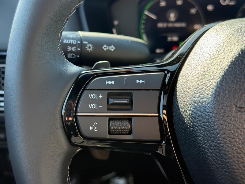 Honda Civic Hatchback Hybrid Vehicle Image 15