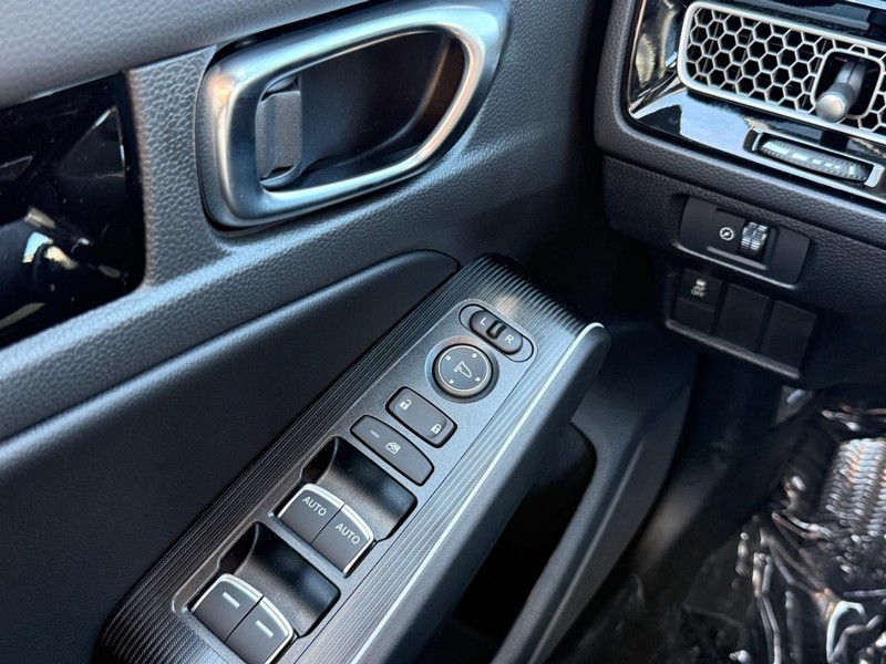 Honda Civic Hatchback Hybrid Vehicle Image 20