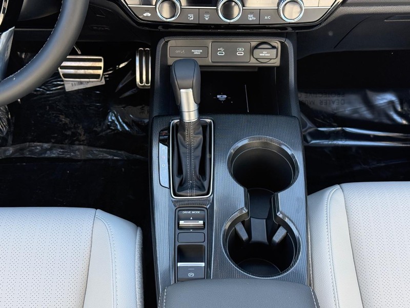 Honda Civic Hatchback Hybrid Vehicle Image 12