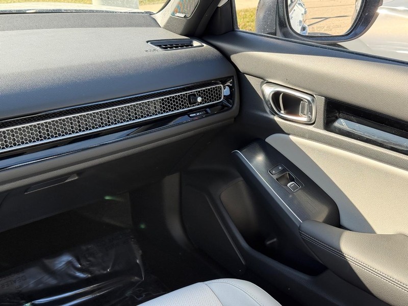 Honda Civic Hatchback Hybrid Vehicle Image 14