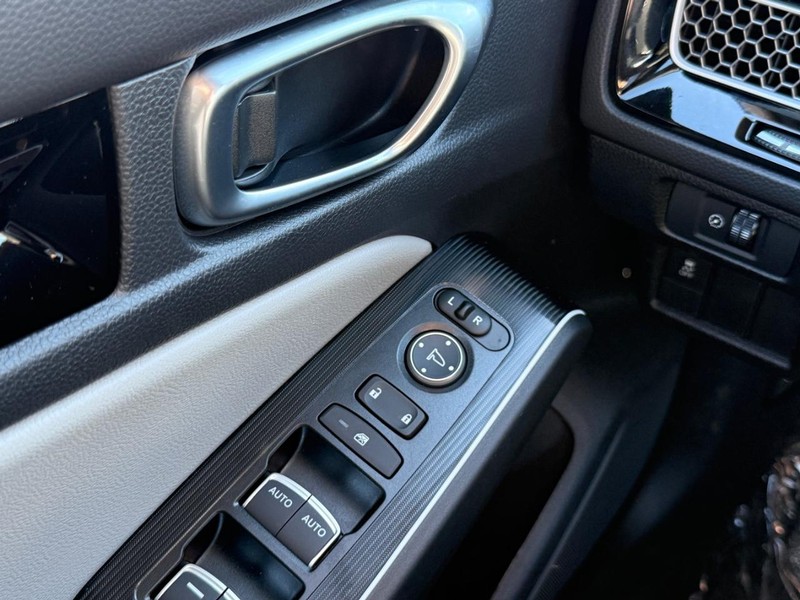 Honda Civic Hatchback Hybrid Vehicle Image 15