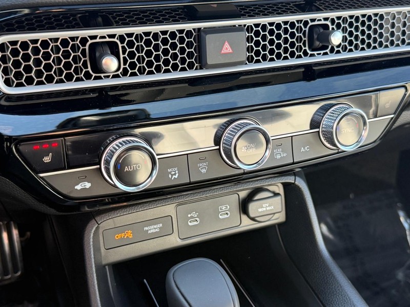 Honda Civic Hatchback Hybrid Vehicle Image 16