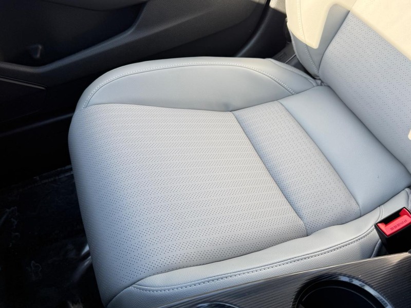 Honda Civic Hatchback Hybrid Vehicle Image 17