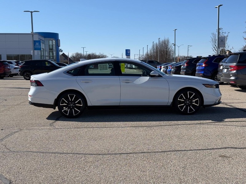 Honda Accord Hybrid Vehicle Full-screen Gallery Image 02