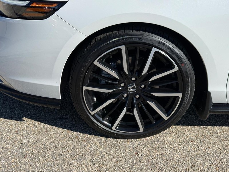 Honda Accord Hybrid Vehicle Full-screen Gallery Image 06