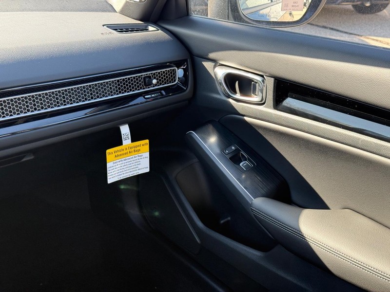 Honda Civic Hatchback Hybrid Vehicle Image 13