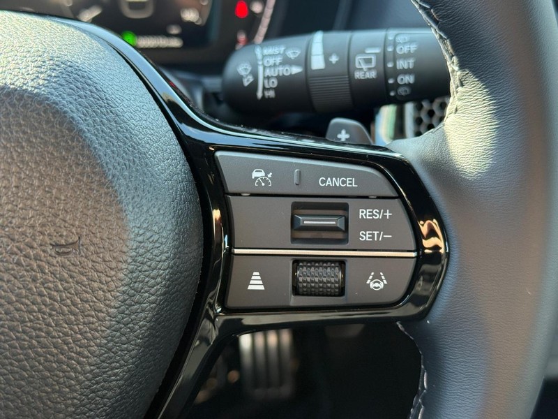 Honda Civic Hatchback Hybrid Vehicle Image 15